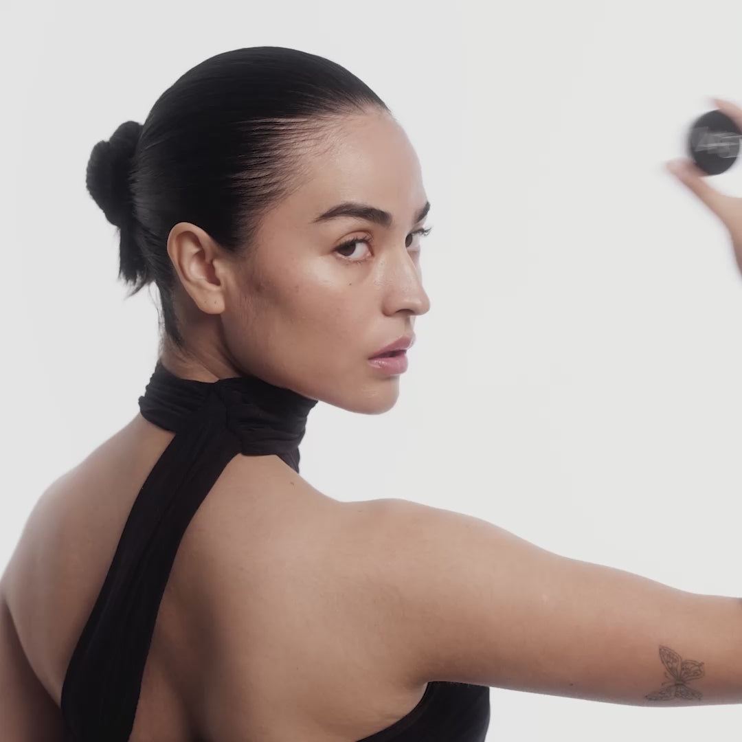 Load video: Corrector Soft Matte Complete Concealer