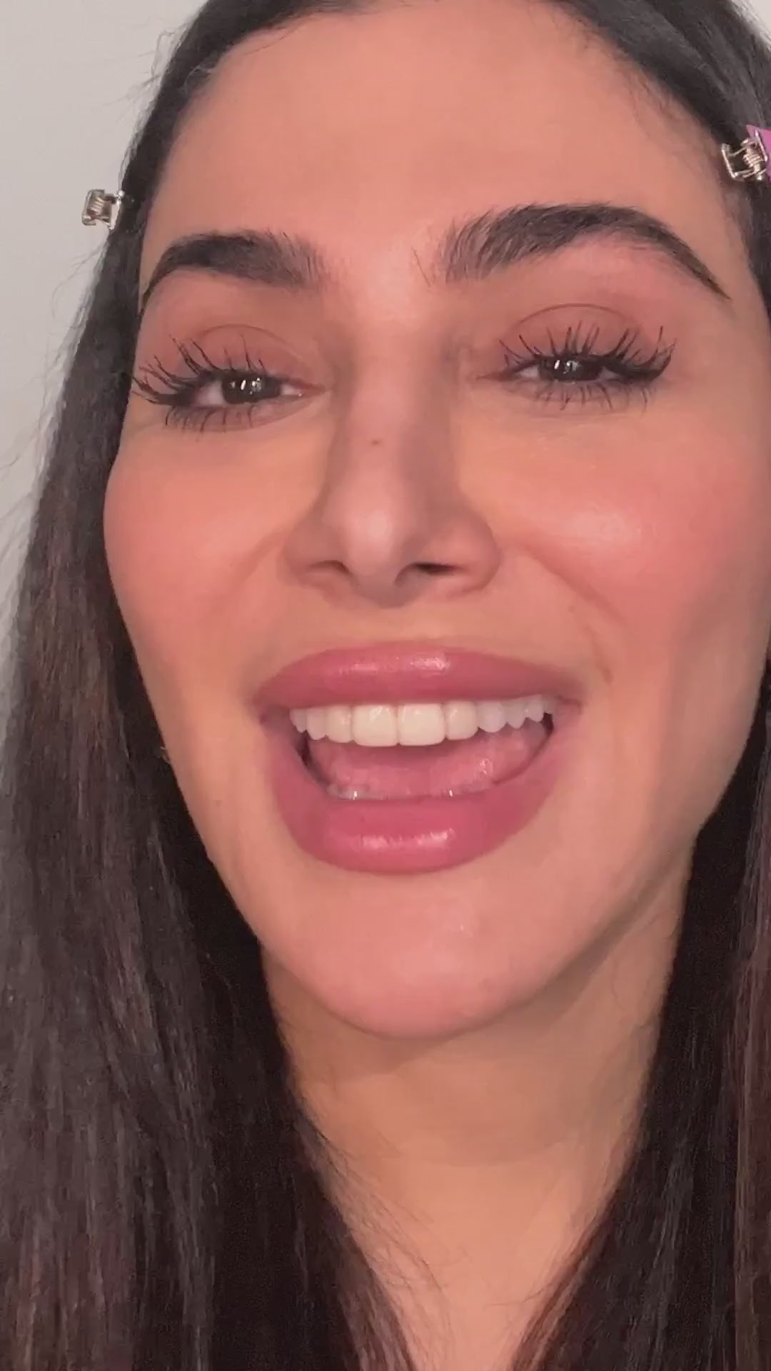 Load video: Huda Beauty 1 Coat WOW! Extra Volumising &amp; Lifting Mascara